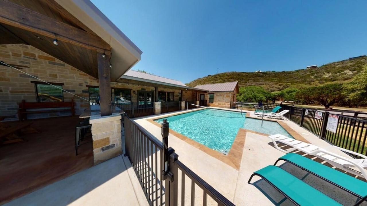 Heartstone Lodge Concan Exterior photo