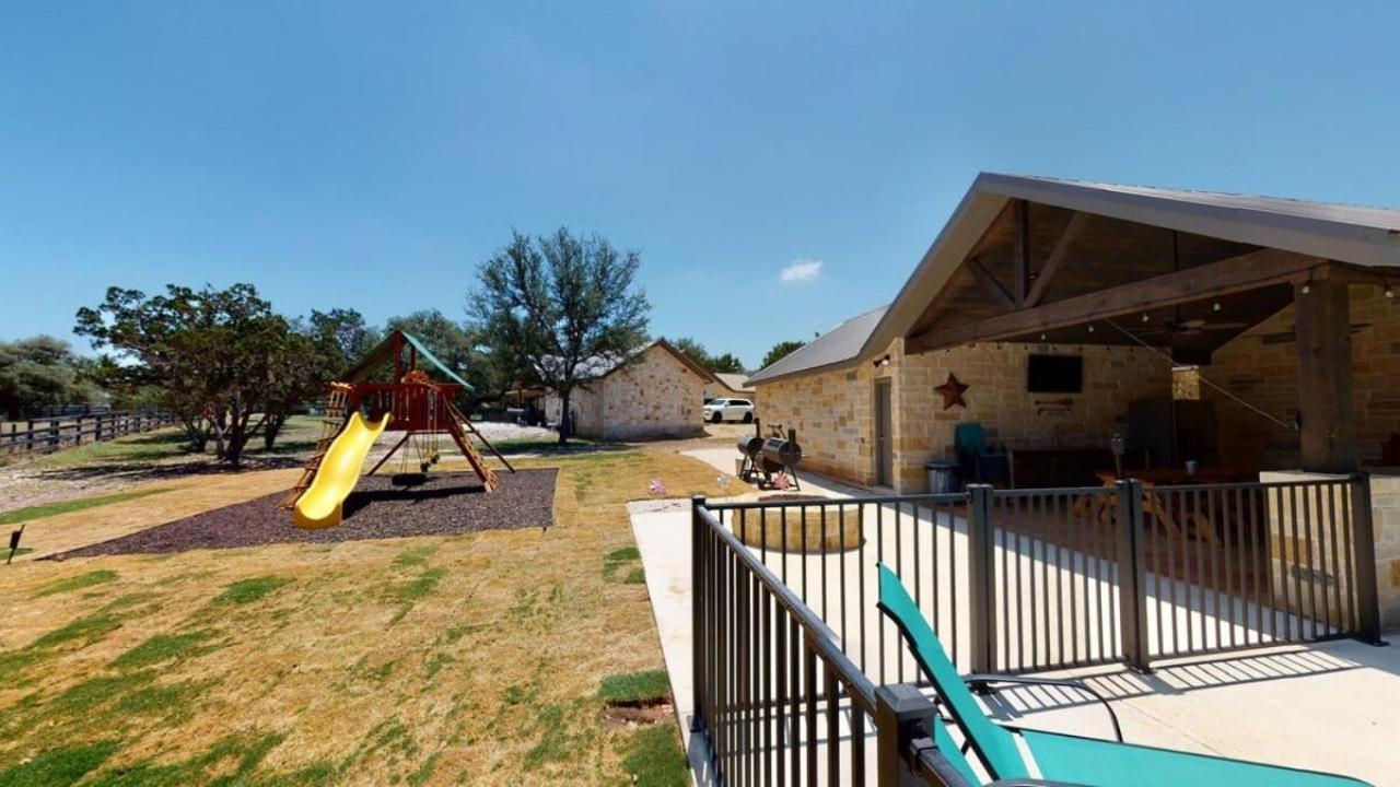 Heartstone Lodge Concan Exterior photo