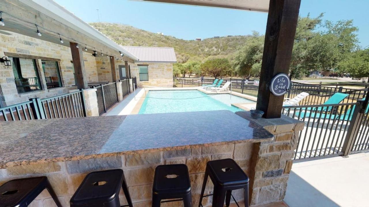 Heartstone Lodge Concan Exterior photo
